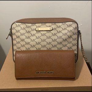 MICHEAL KORS Jet-Set Crossbody Bag with Matching Wallet